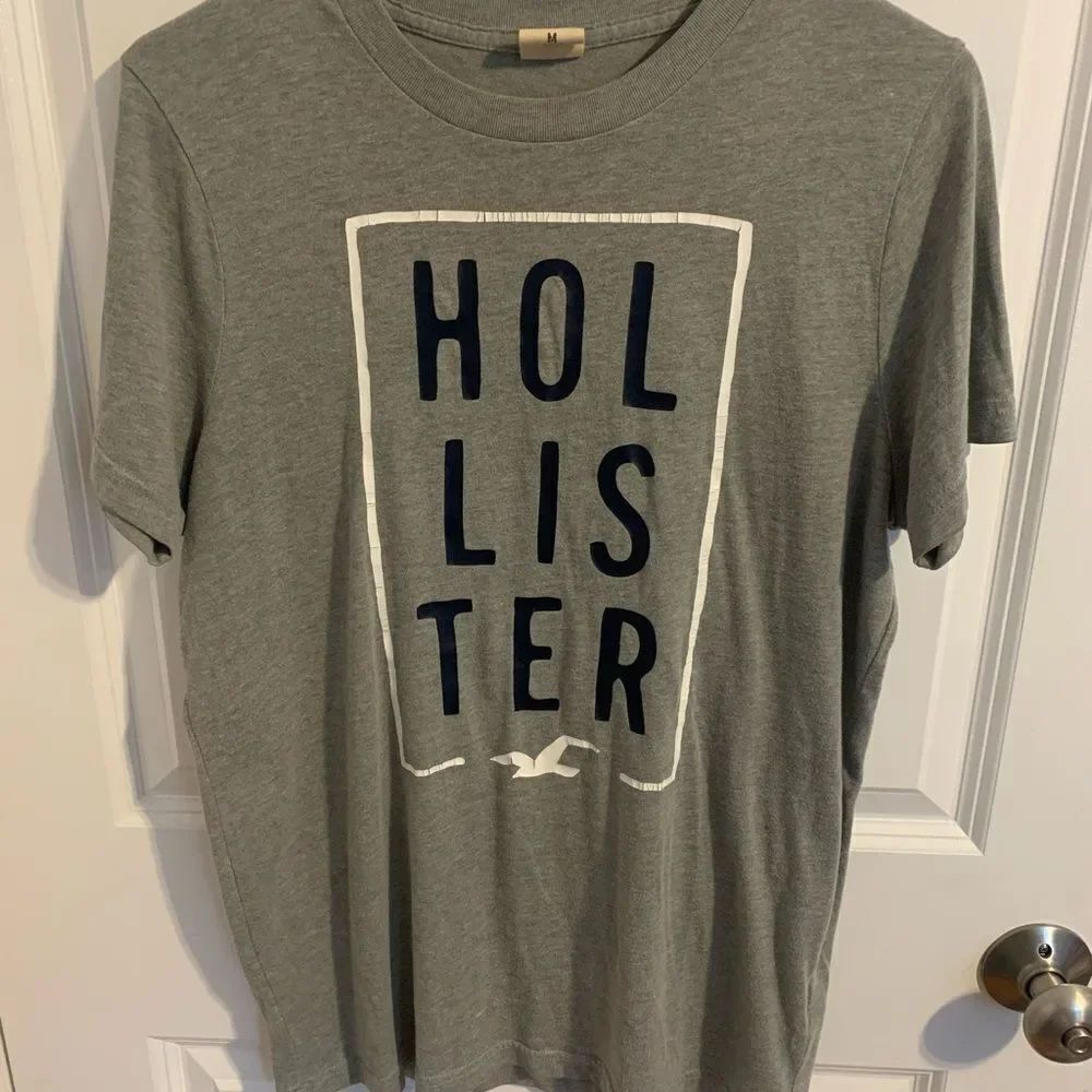 Hollister Size Medium Heather GrayโTee